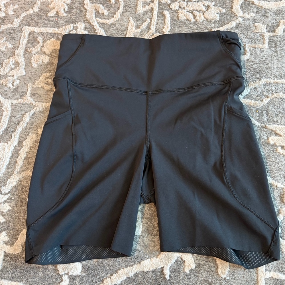 Lululemon Running Shorts- sz 6 LIKE NEW